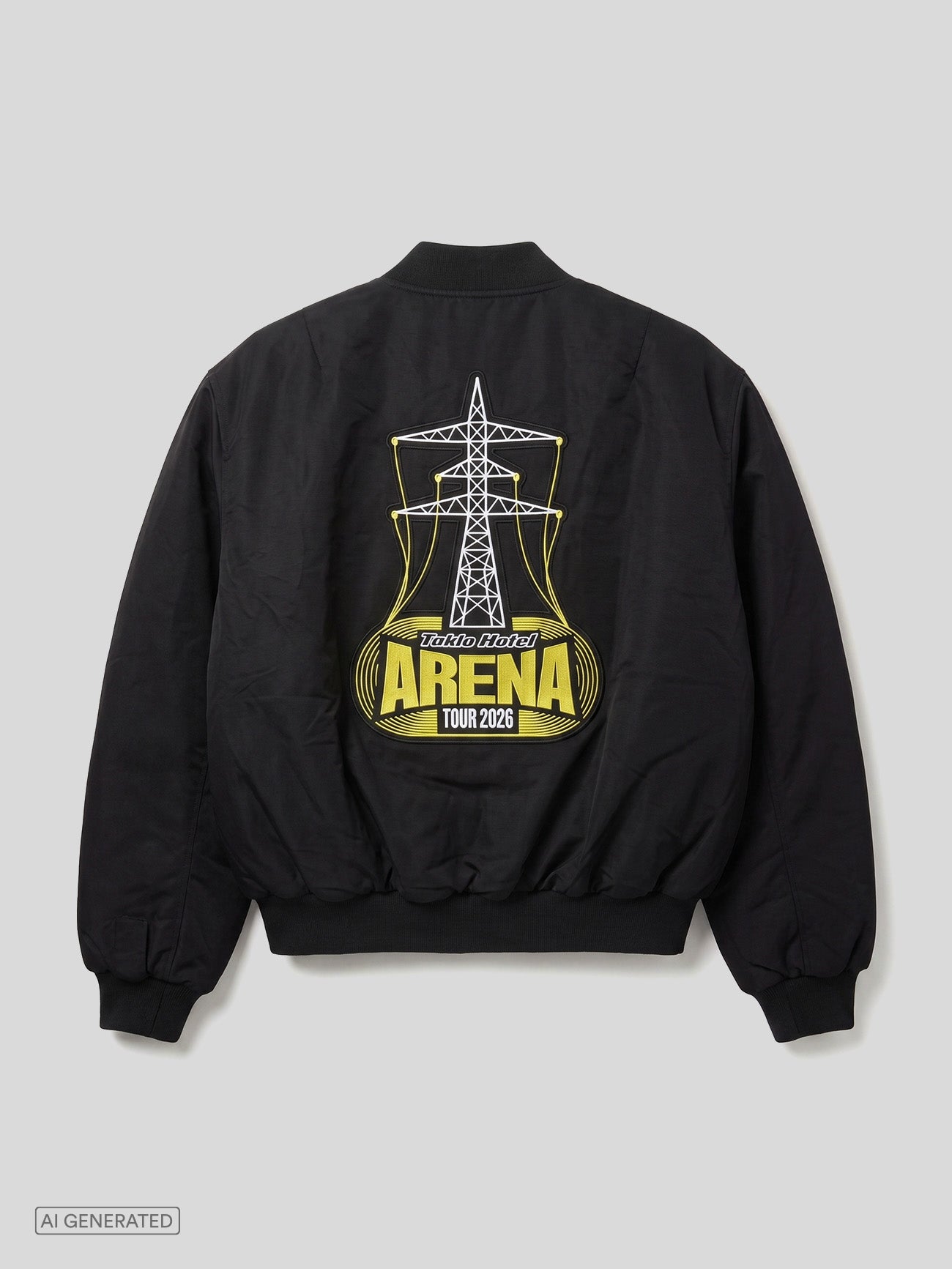 Rückansicht der schwarzen Bomberjacke. Auf dem Rücken befindet sich ein großes gesticktes Motiv: ein weißer Strommast mit gelben Leitungen über einem gelb umrandeten Emblem mit dem Schriftzug ‚Tokio Hotel ARENA TOUR 2026'.