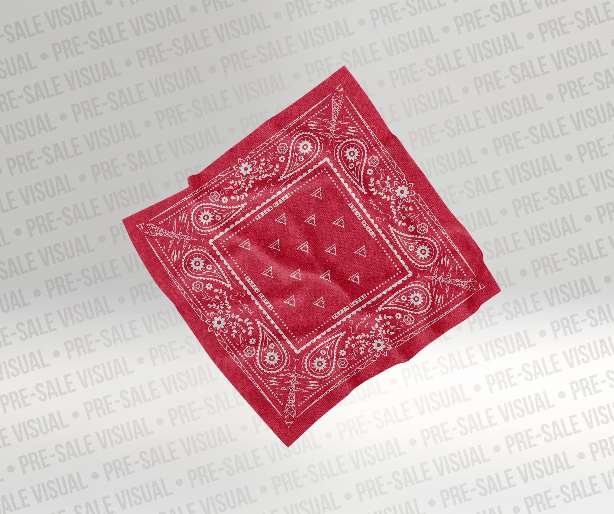 Rotes Bandana mit weißem Paisley-Muster, floralen Verzierungen und geometrischen Details. In der Mitte befinden sich kleine Dreiecks-Symbole, am Rand sind dezente Hotel-Branding-Elemente integriert.