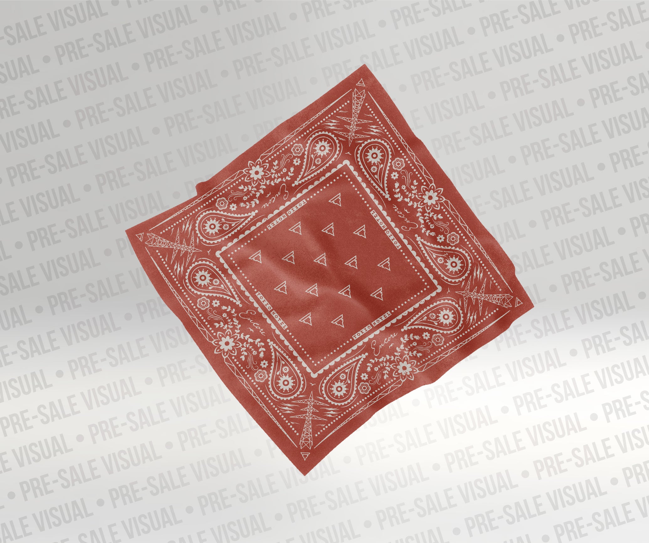 Rotes Bandana mit weißem Paisley-Muster, floralen Verzierungen und geometrischen Details. In der Mitte befinden sich kleine Dreiecks-Symbole, am Rand sind dezente Hotel-Branding-Elemente integriert.