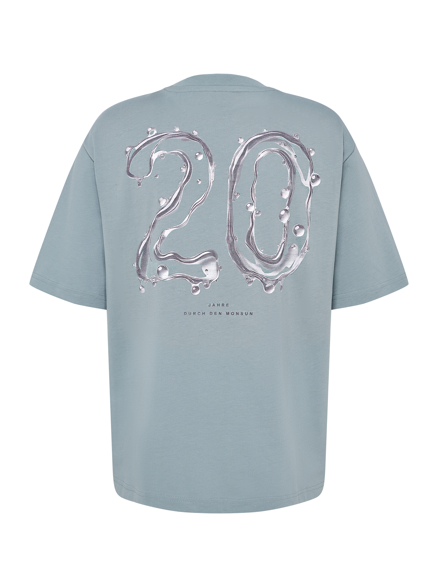 Hellblaues T-Shirt mit großem „20“-Design in Wasseroptik, darunter in kleiner Schrift „Jahre durch den Monsun“.