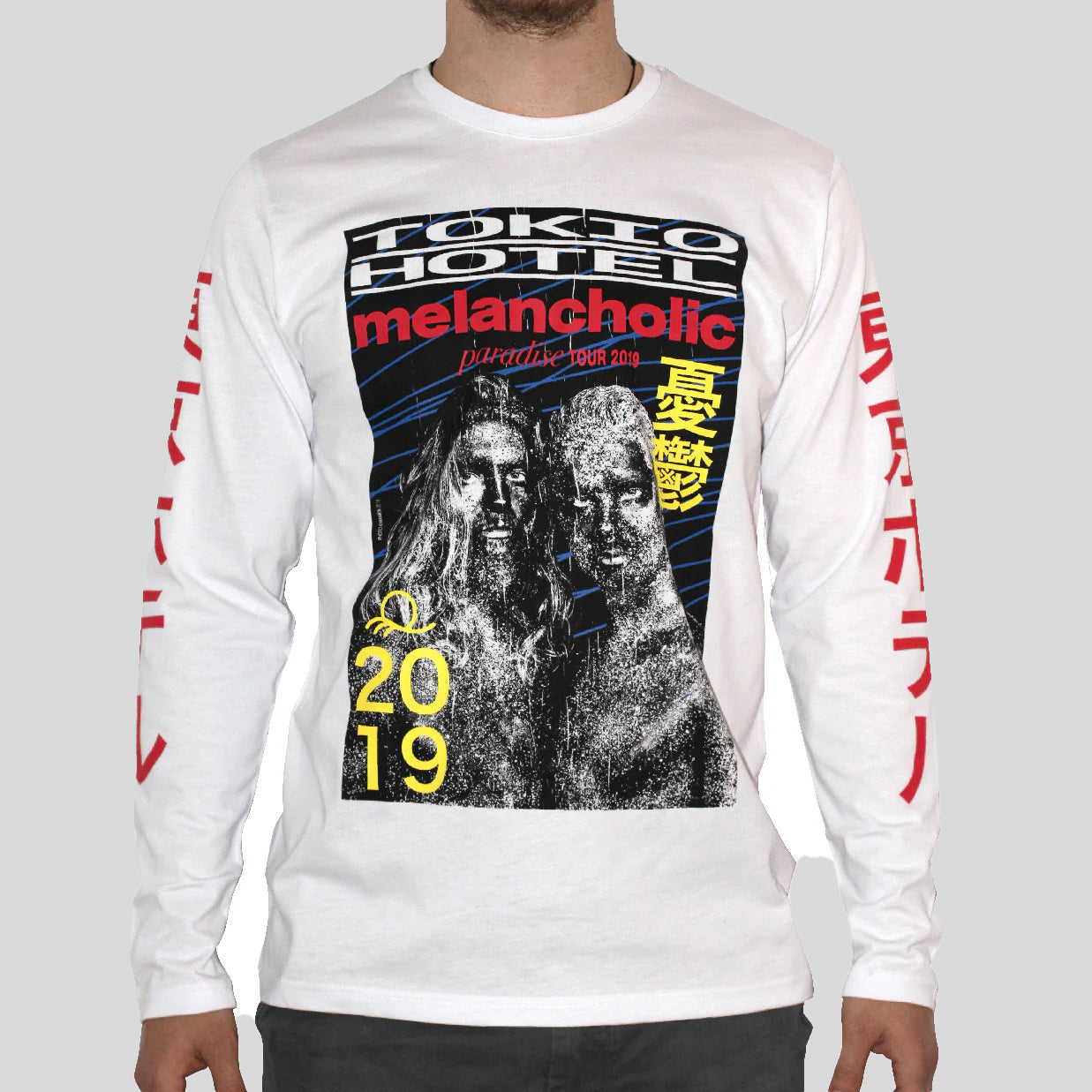 Weißes Longsleeve mit großem, farbigem Print der "Melancholic Paradise Tour 2019" von Tokio Hotel auf der Brust. Japanische Schriftzeichen in Rot auf beiden Ärmeln. Getragen von einem Mann von vorn.