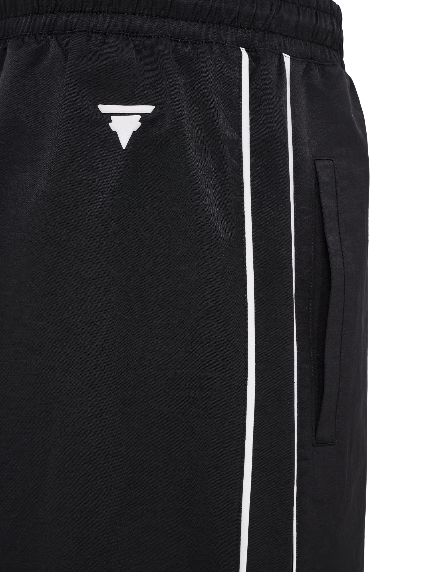 Nahaufnahme des weißen Logos und der seitlichen Eingrifftasche auf schwarzem Stoff mit weißen Zierstreifen.