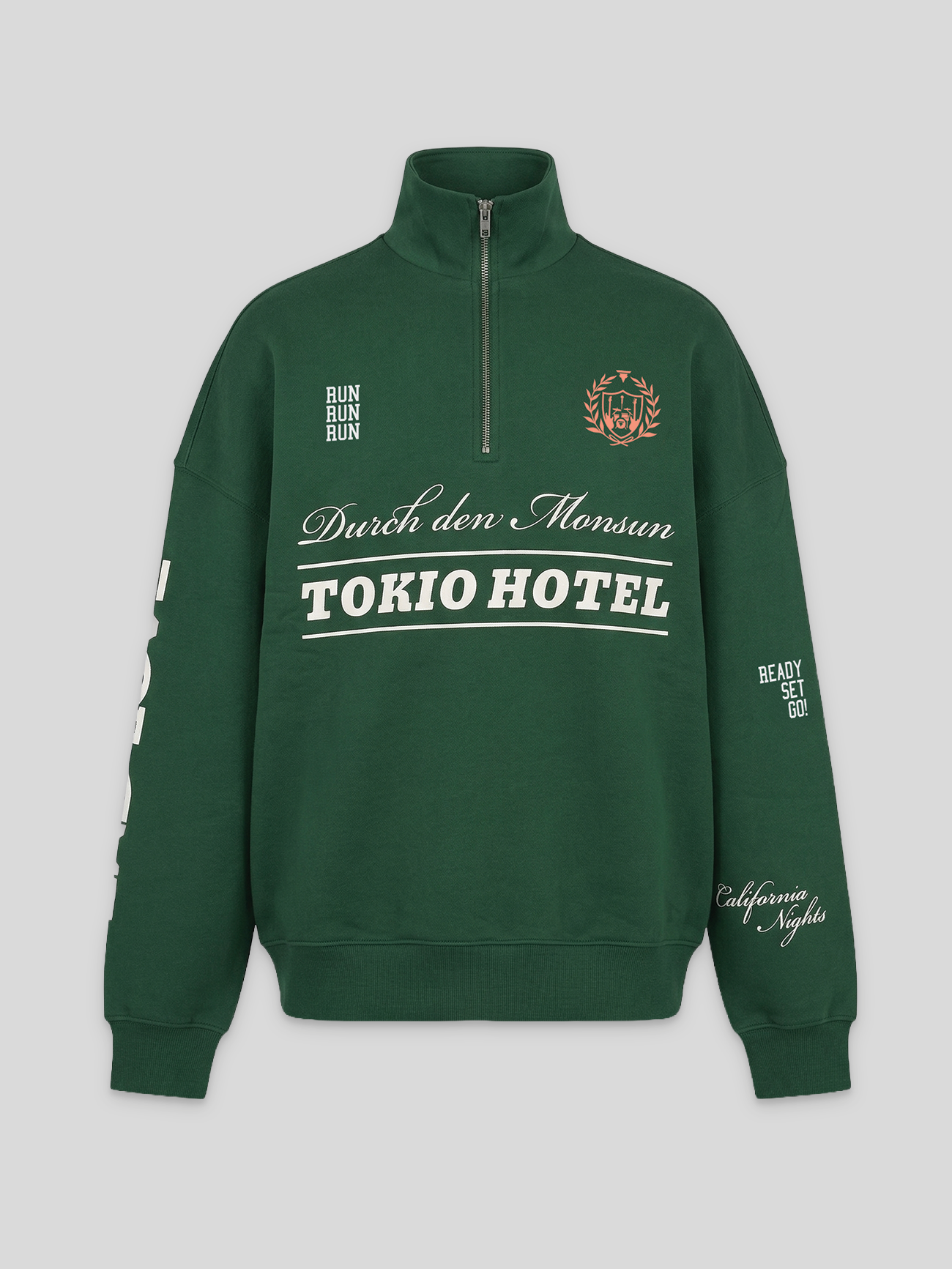 Grüner Half-Zip-Sweater mit Stehkragen und verschiedenen weißen Prints, darunter „Durch den Monsun“, „TOKIO HOTEL“ sowie kleine Schriftzüge wie „Run Run Run“ und „Ready Set Go!“.