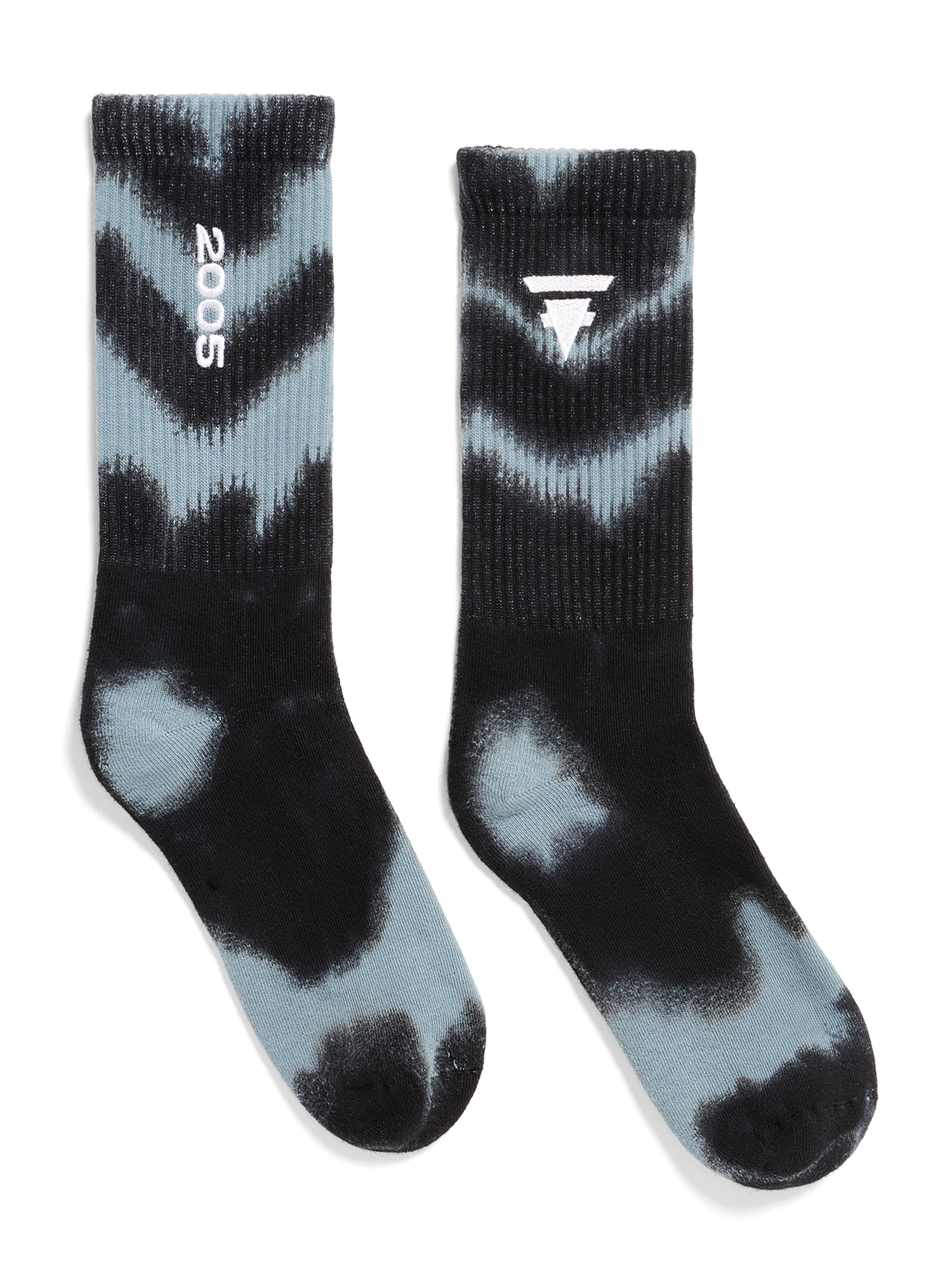 Paar schwarze und hellblaue Batik-Socken. Linke Socke mit weißer Zahl ‚2005‘ am Schaft, rechte Socke mit weißem Pfeil-Logo