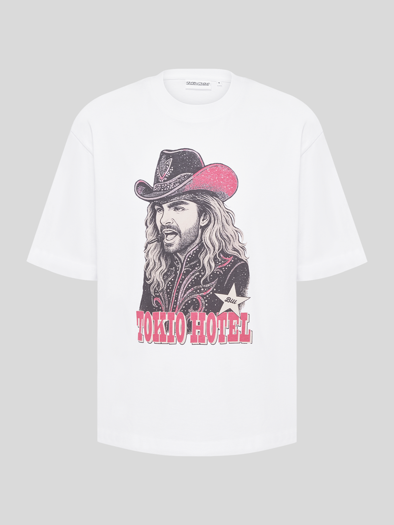 Weißes Tokio-Hotel T-Shirt mit großer Illustration einer Person mit langem Haar und Cowboyhut sowie „TOKIO HOTEL“-Schriftzug auf der Vorderseite.