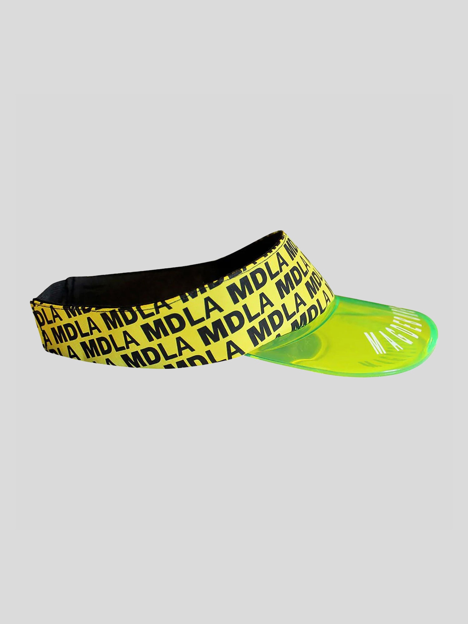 Neongelbe Sunvisor-Kappe mit transparentem grünem Schild und weißem „MAGDEBURG“-Print. Das breite Stirnband ist mit schwarzem „MDLA“-Schriftzug auf leuchtend gelbem Hintergrund rundum bedruckt. Sportlich-futuristisches Design im Stil von Bill Kaulitz.