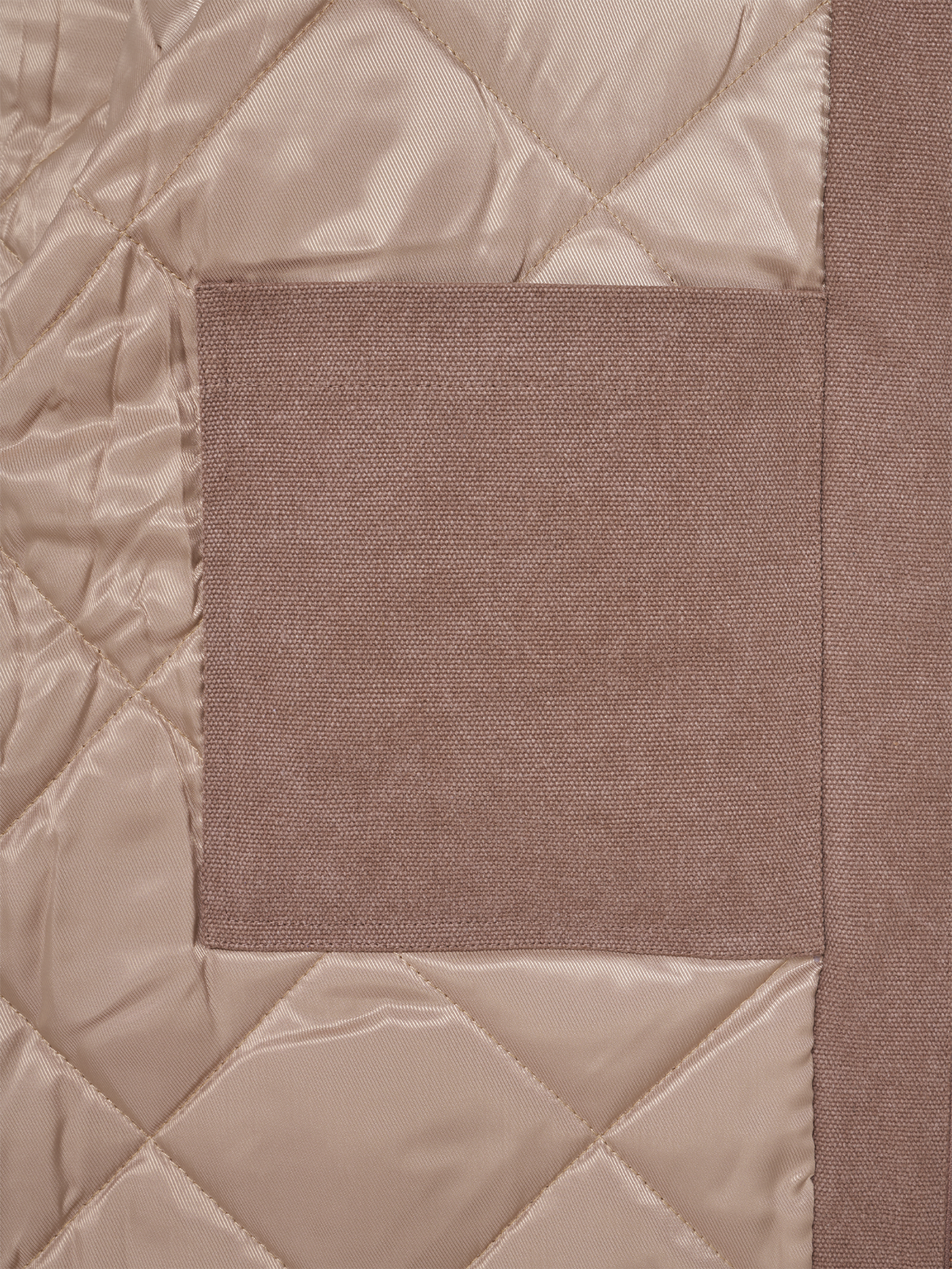 Detailansicht des gesteppten Innenfutters der braunen Tokio-Hotel-Jacke in Beige.