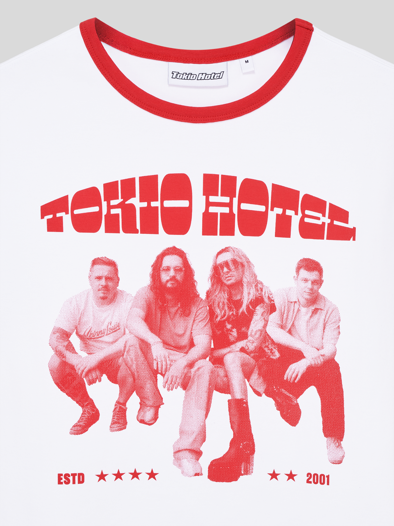 Weißes Tokio-Hotel-T-Shirt mit rotem Rundhalsausschnitt und rotem Bandmotiv-Print auf der Vorderseite.