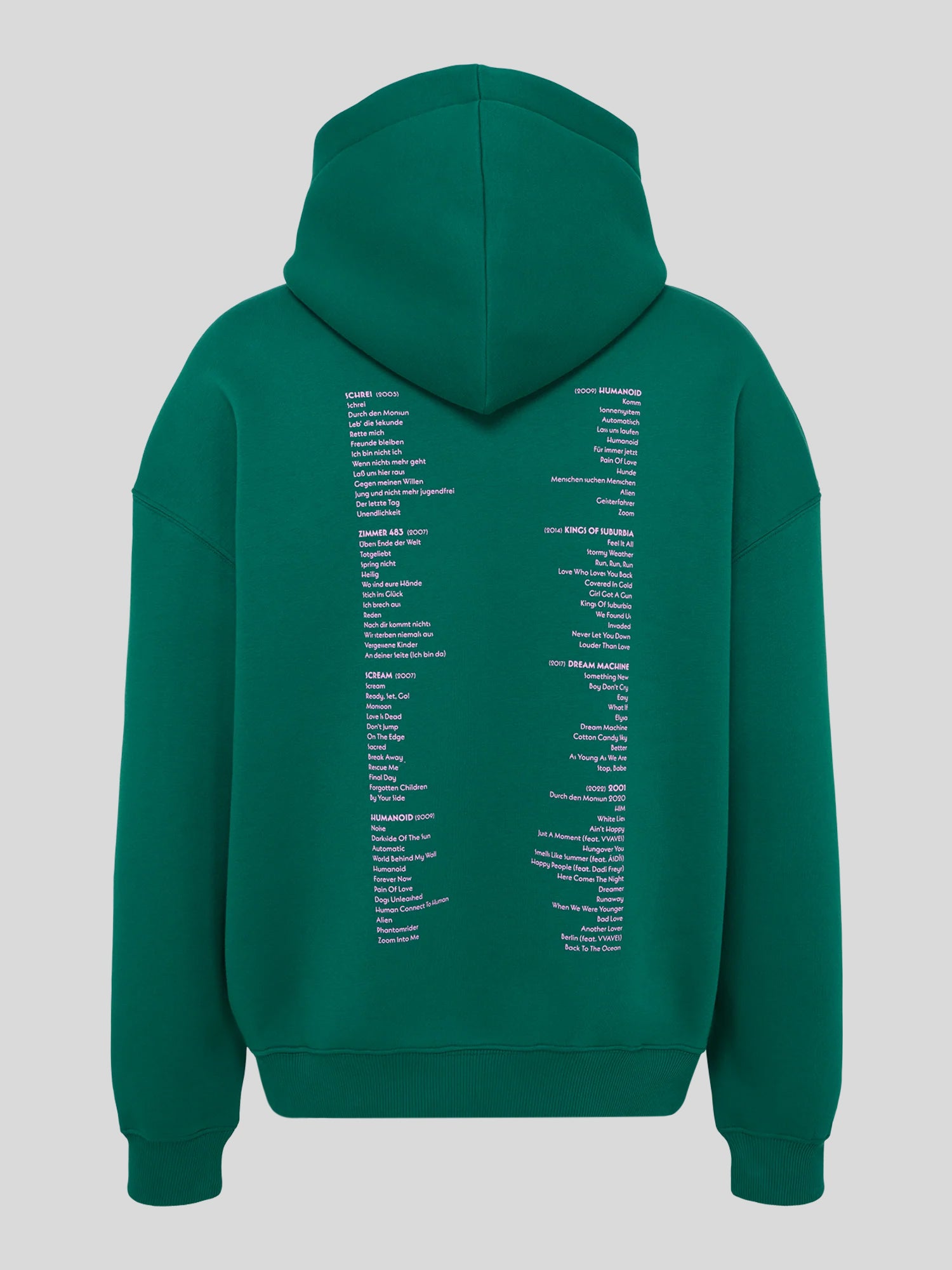 Rückseite des grünen Hoodies mit einem umfassenden Aufdruck aller Tokio-Hotel-Albumtitel und Songs von 2005 bis 2022 in weißer Schrift – sortiert nach Album und Jahr.
