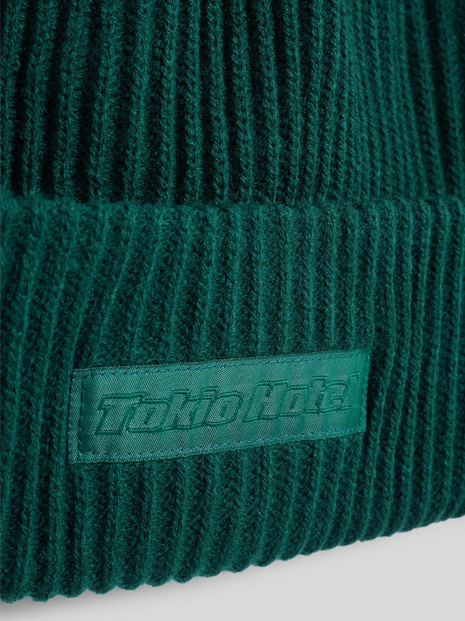 Hotel“-Logo ist dezent in die Struktur des Stoffpatches integriert.