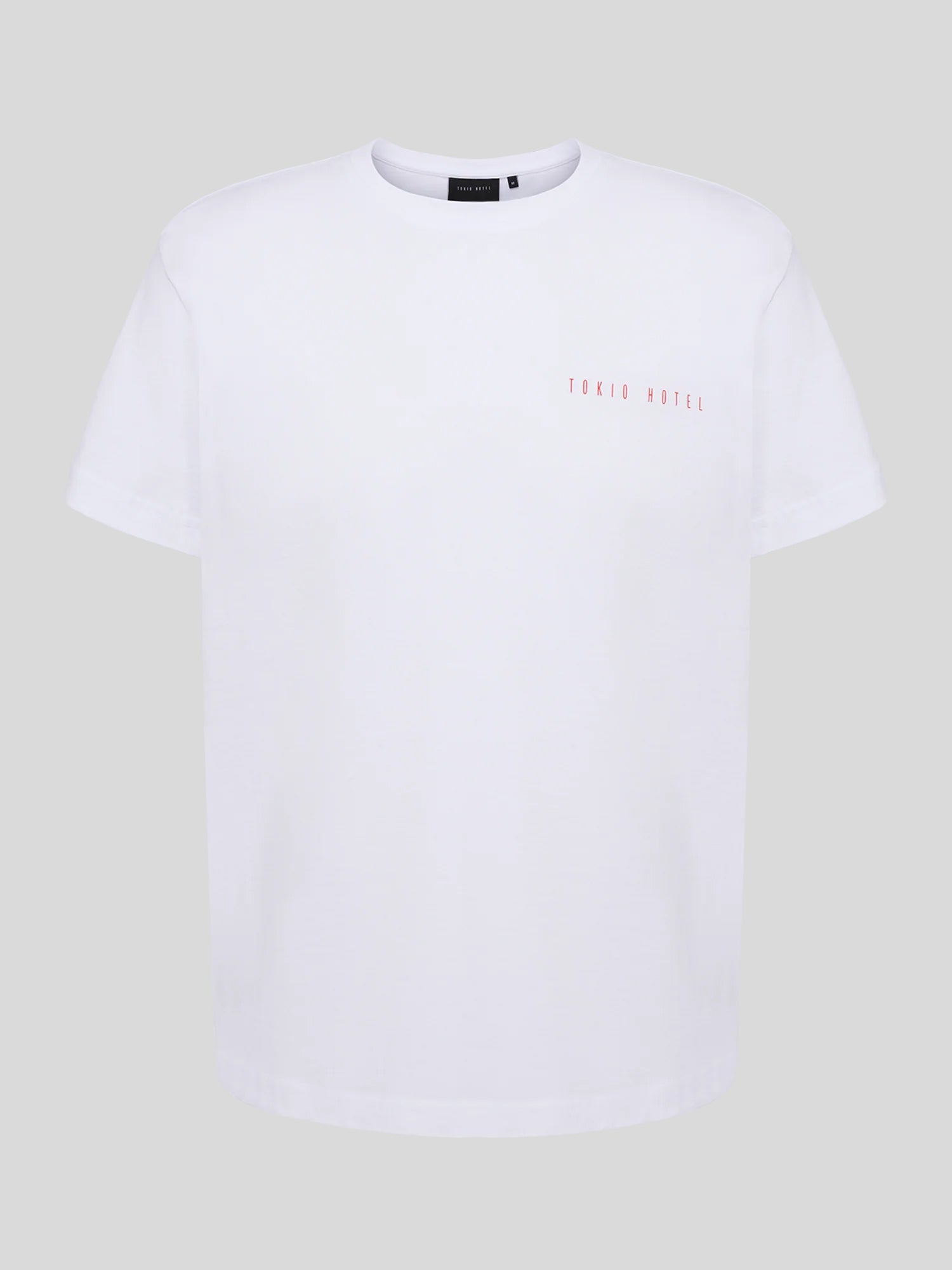 Weißes T-Shirt mit dezentem, rotem „TOKIO HOTEL“-Print auf der linken Brustseite. Lockerer Schnitt mit Rundhalsausschnitt – schlicht und modern.