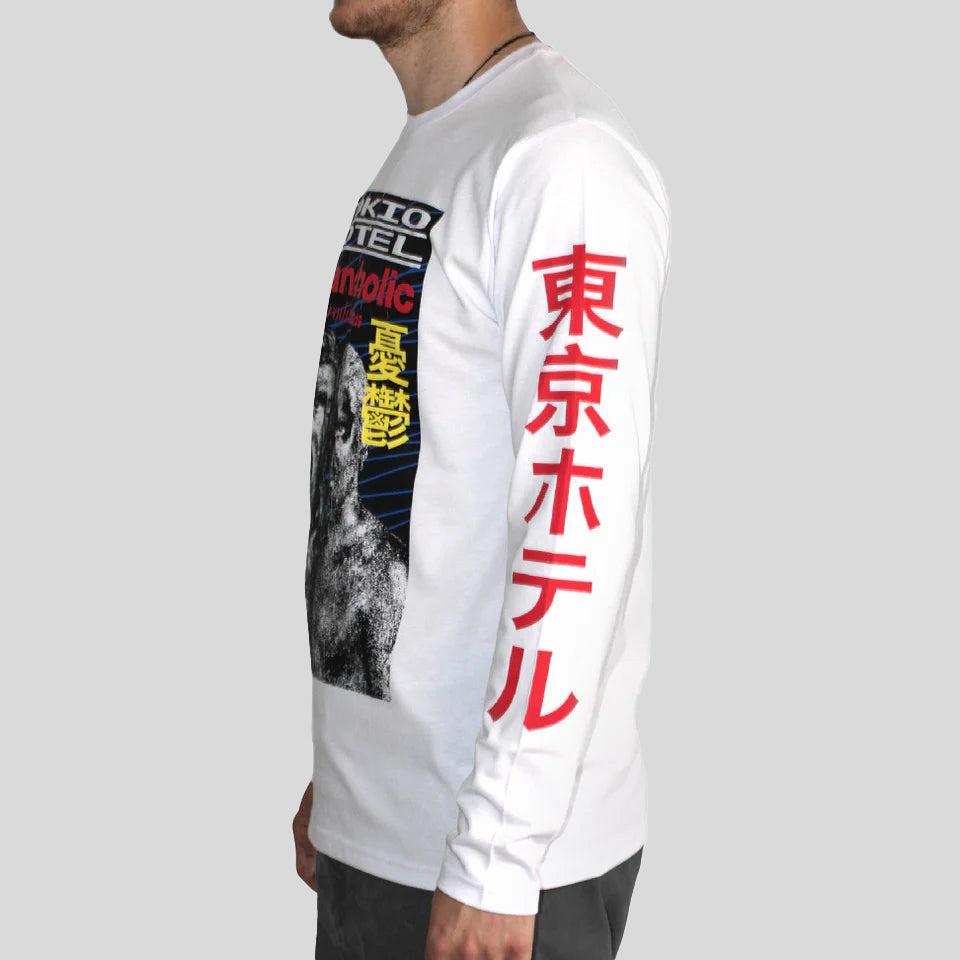 Weißes Longsleeve mit markantem Tourdesign der "Melancholic Paradise 2019" auf der Vorderseite. Japanische Schriftzeichen in Rot auf dem entgegengesetzten Ärmel, getragen von einem Mann in Profilansicht.