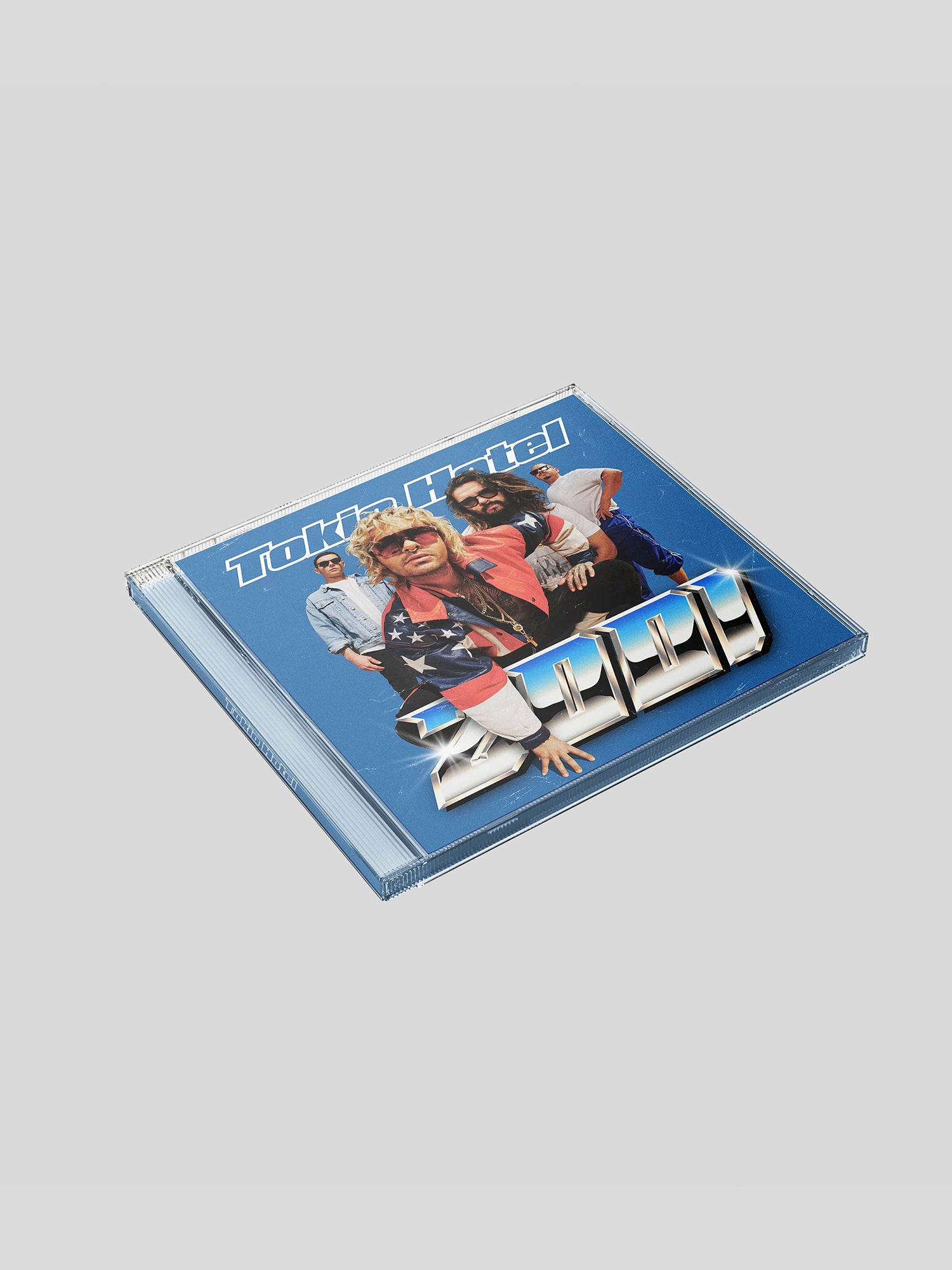 CD-Hülle des Tokio Hotel Albums „2001“ mit metallic-glänzendem Titelschriftzug. Auf dem blauen Cover posiert die Band in auffälligen Outfits, angeführt von Sänger Bill Kaulitz in einer USA-Jacke und Sonnenbrille.