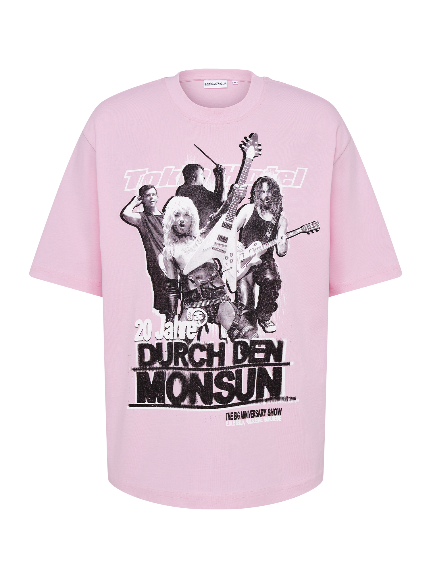 Rosa T-Shirt mit großem, schwarz-weißem Print der Band Tokio Hotel in Rockstar-Pose, Text „20 Jahre Durch den Monsun – The Big Anniversary Show“ und Konzertdetails in kleiner Schrift.