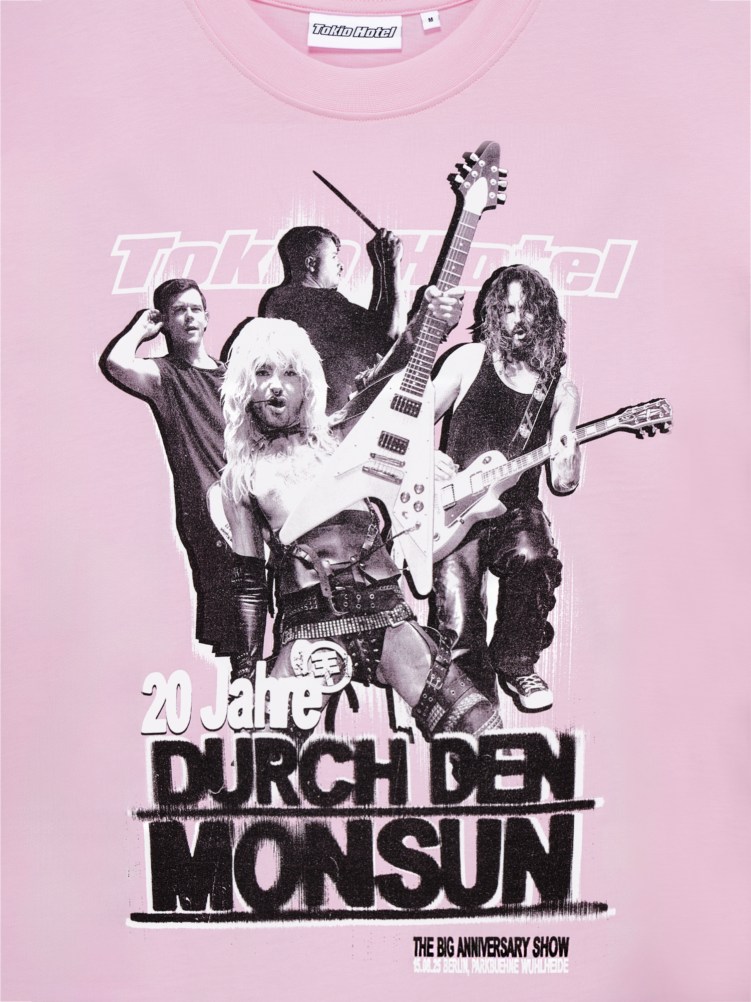 Nahaufnahme des Frontprints des rosa T-Shirts mit den vier Bandmitgliedern von Tokio Hotel, großem schwarzen Text „20 Jahre Durch den Monsun“ und dem Hinweis „The Big Anniversary Show“ in kleiner Schrift darunter.
