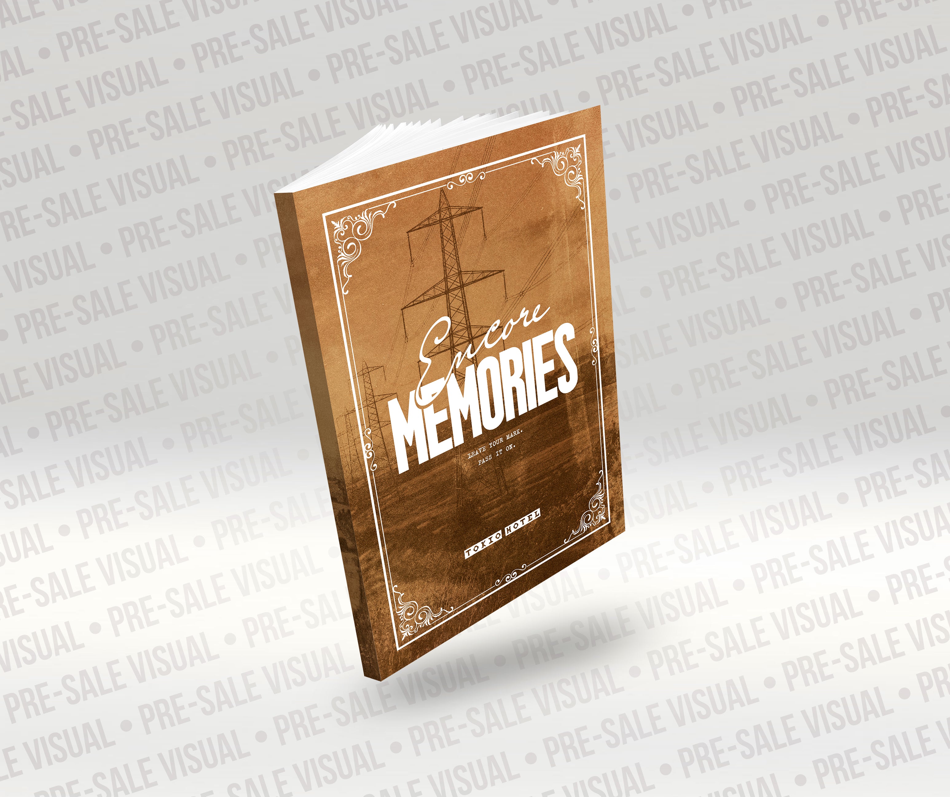 Schräg dargestellte Vorschau des Buches „Encore Memories“ von Tokio Hotel mit sepiafarbenem Cover, Strommasten im Hintergrund und dekorativem weißem Rahmen. Das Hardcover erinnert optisch an ein Tourtagebuch oder Fotobuch.