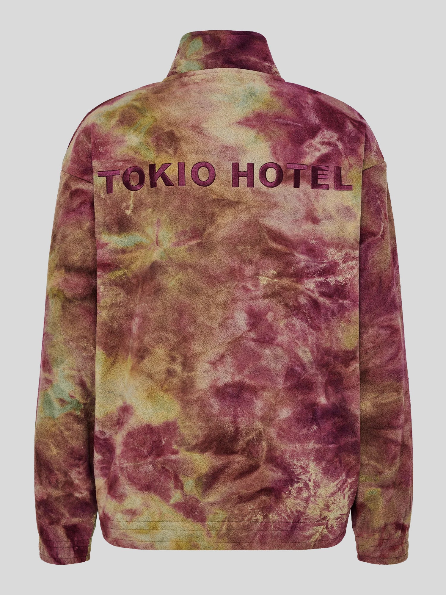 Komplettansicht der Rückseite des Pullovers mit auffälligem „TOKIO HOTEL“-Schriftzug im oberen Bereich. Das Batikmuster verläuft flächendeckend in warmen, erdigen Farbtönen.