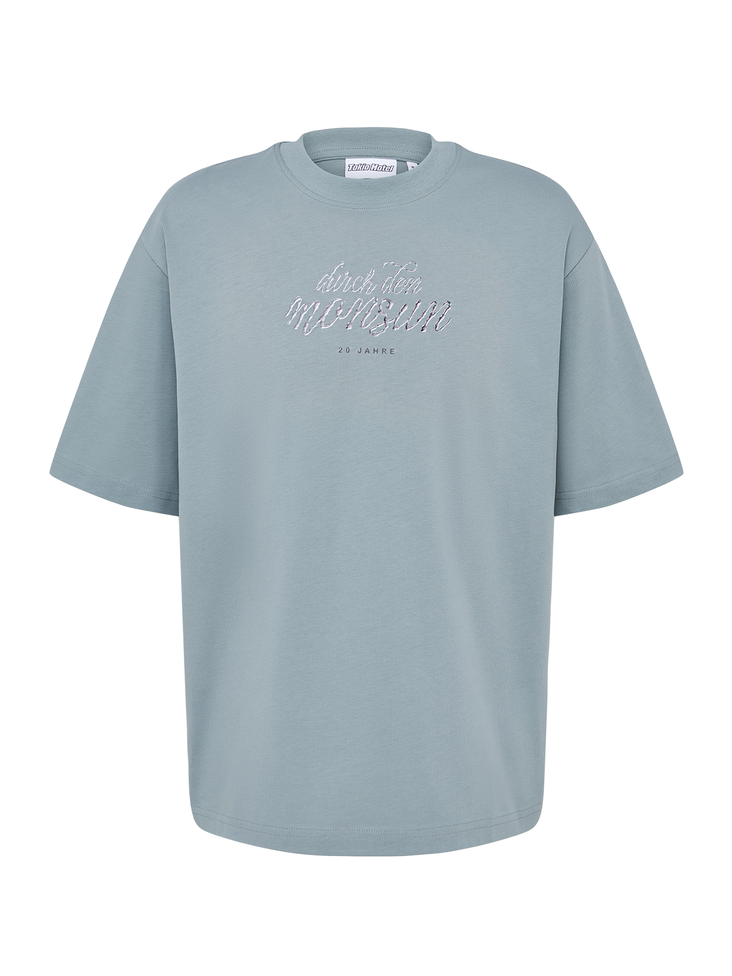 Hellblaues T-Shirt mit gesticktem Schriftzug „durch den Monsun“ in geschwungener Schrift und „20 Jahre“ darunter, mittig auf der Brust platziert.