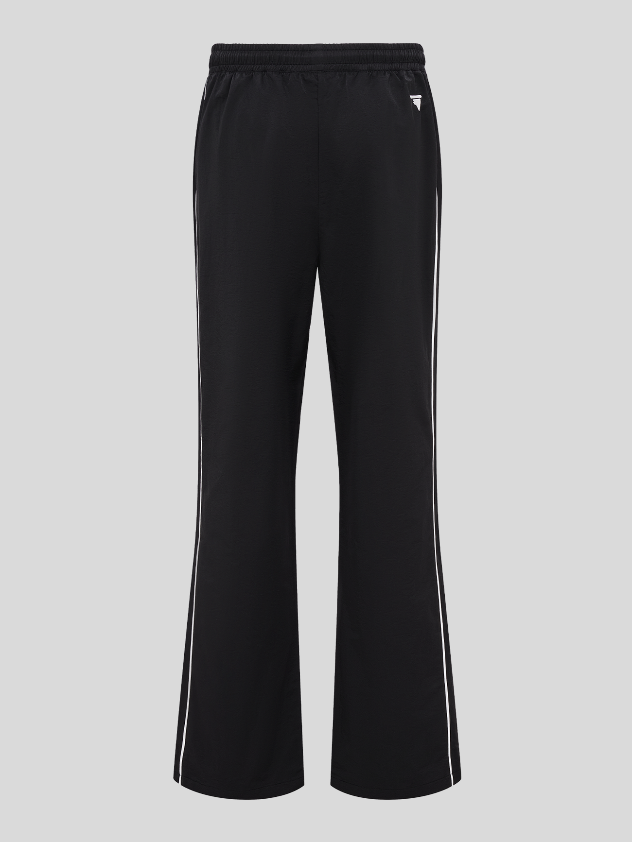 Schwarze Trainingshose mit weitem Bein, seitlichen weißen Zierstreifen und kleinem weißem Logo unter dem Bund auf der rechten Seite.