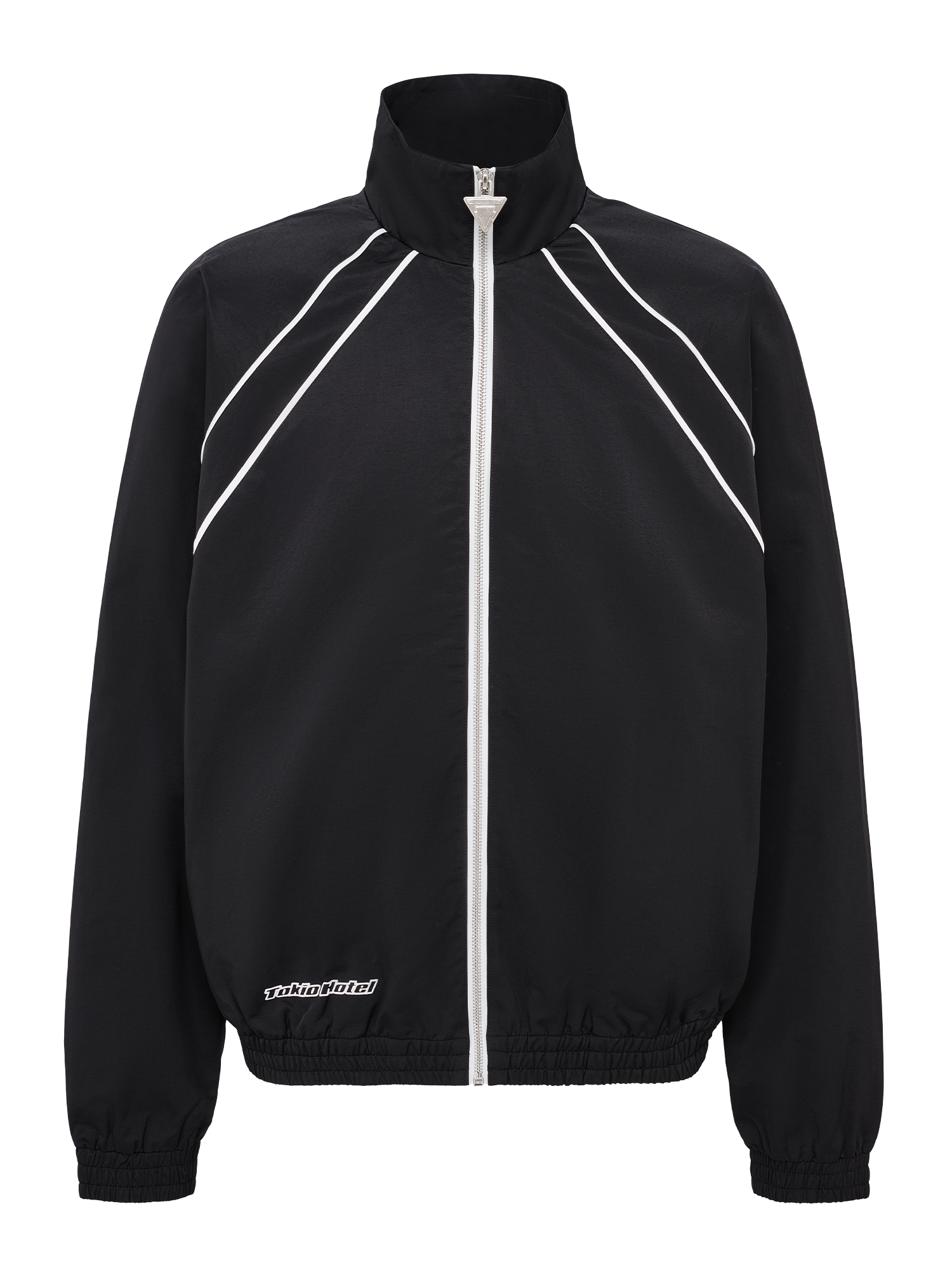 Schwarze Tokio Hotel Jacke mit weißem Frontreißverschluss, weißen Paspeln entlang der Schultern und kleinem weißen Tokio Hotel Logo unten links.