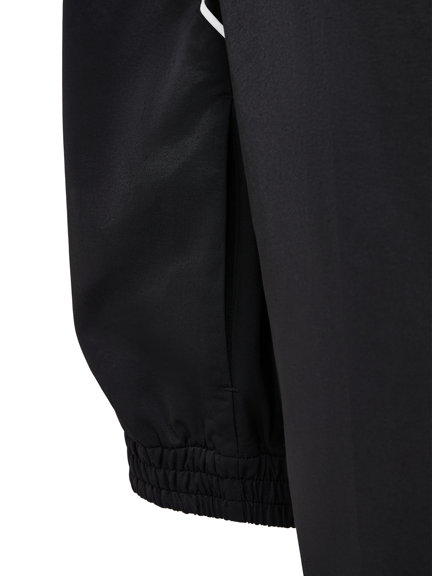 Nahaufnahme der seitlichen Eingrifftasche mit elastischem Ärmelbund.