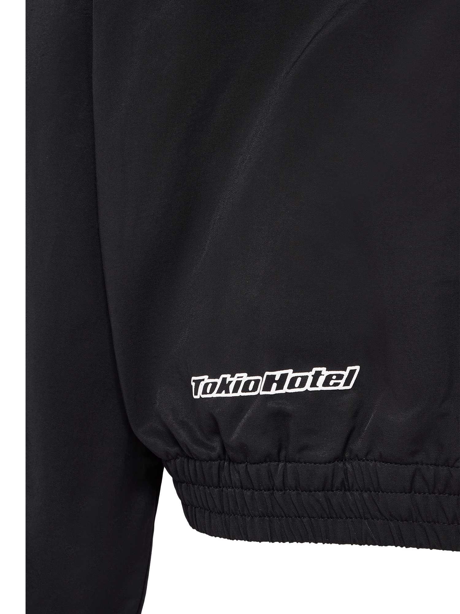 Nahaufnahme des weißen Tokio Hotel Schriftzugs unten links auf der Vorderseite der Jacke.