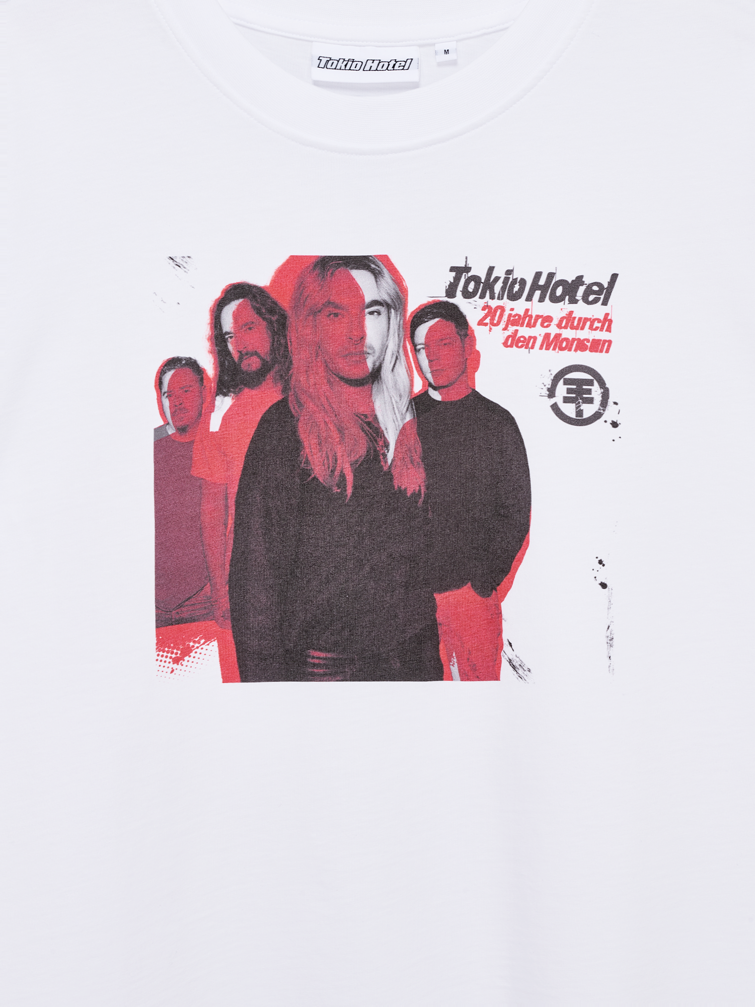 Nahaufnahme des Aufdrucks auf der Vorderseite: vier Bandmitglieder in Rot- und Schwarztönen, mit Tokio-Hotel-Schriftzug und Jubiläumstext.