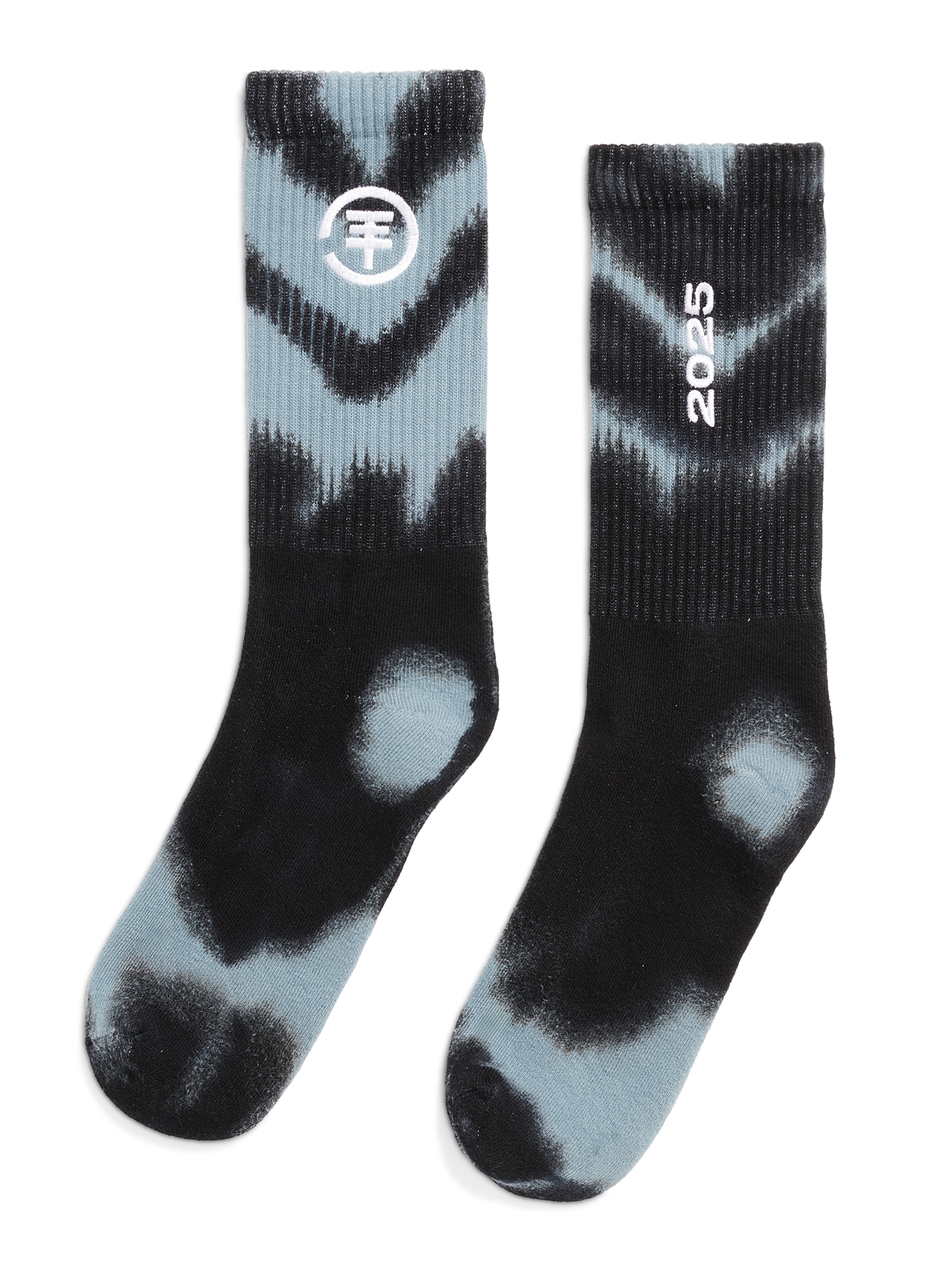 Paar schwarze und hellblaue Batik-Socken. Linke Socke mit weißem Kreislogo am Schaft, rechte Socke mit weißer Zahl ‚2025