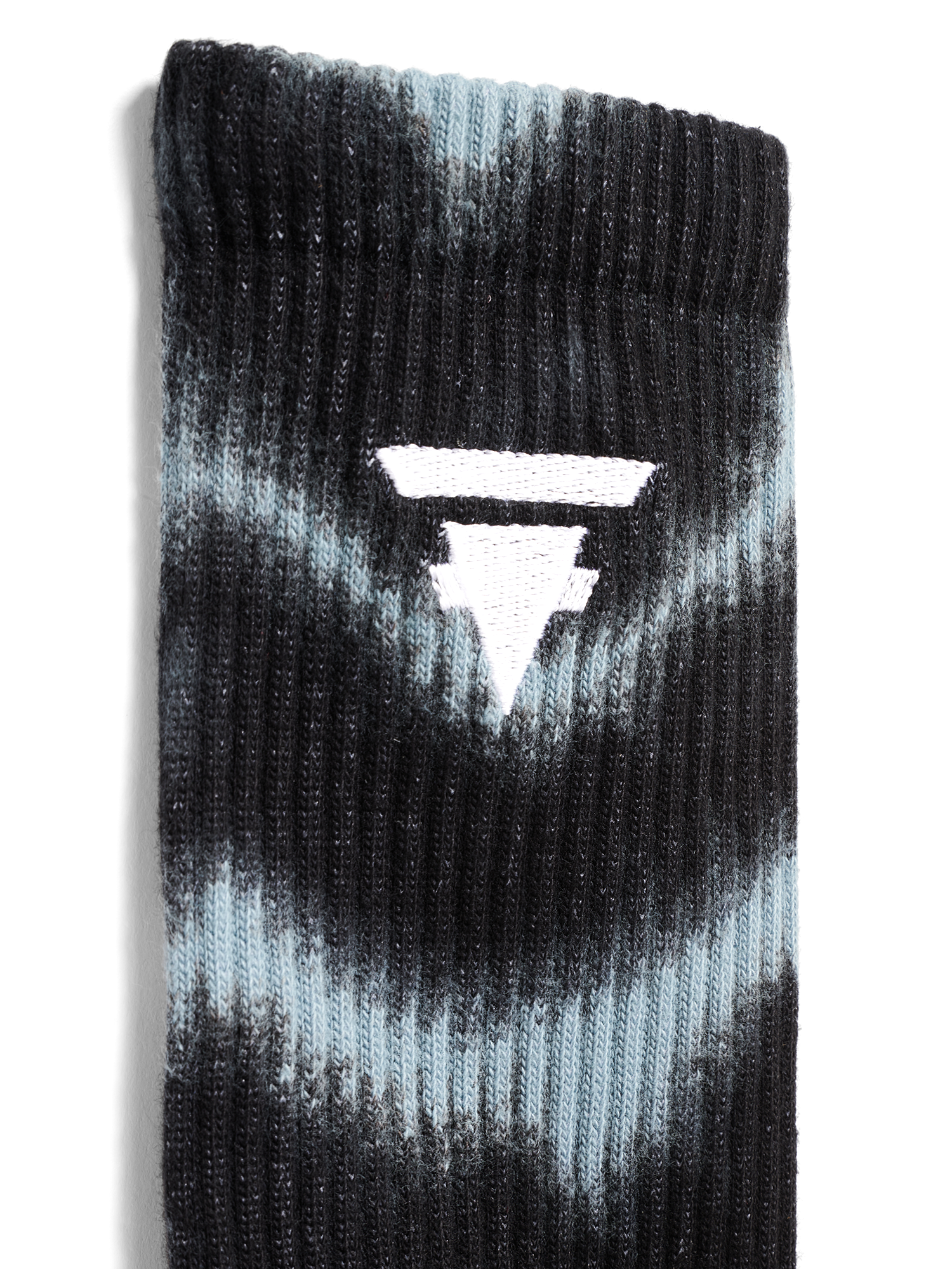 „Schwarze und hellblaue Batik-Socke mit weißem, geometrischem Logo in Pfeilform.“