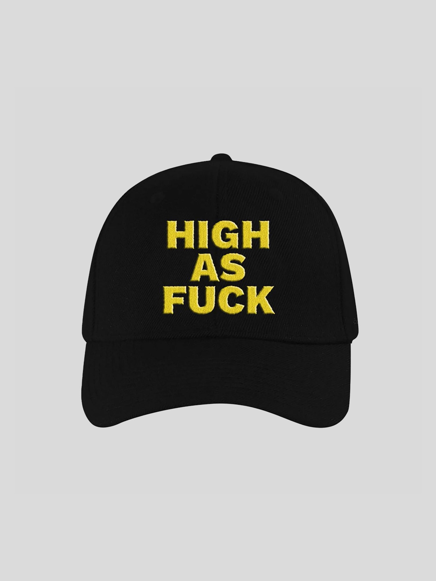 Vorderansicht einer schwarzen Baseball-Cap mit gelber, großflächiger Stickerei „HIGH AS FUCK“ auf der Front.