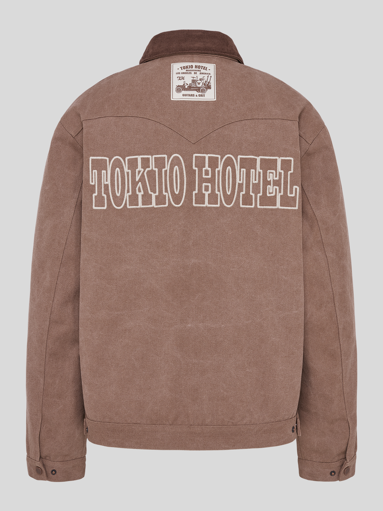 Rückseite der braunen Tokio-Hotel-Jacke mit großem „TOKIO HOTEL“-Schriftzug und Patch im oberen Rückenbereich.