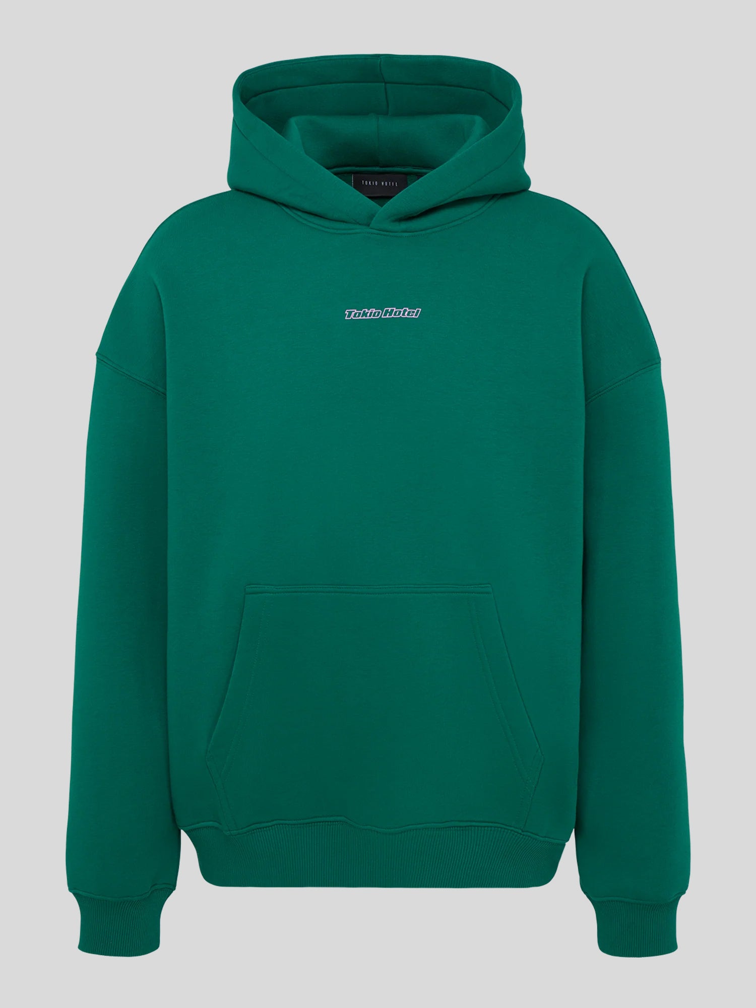 Grüner Kapuzenpullover mit Kängurutasche und kleinem „Tokio Hotel“-Schriftzug in Rosa auf der Brust. Schlichtes, sportliches Design.