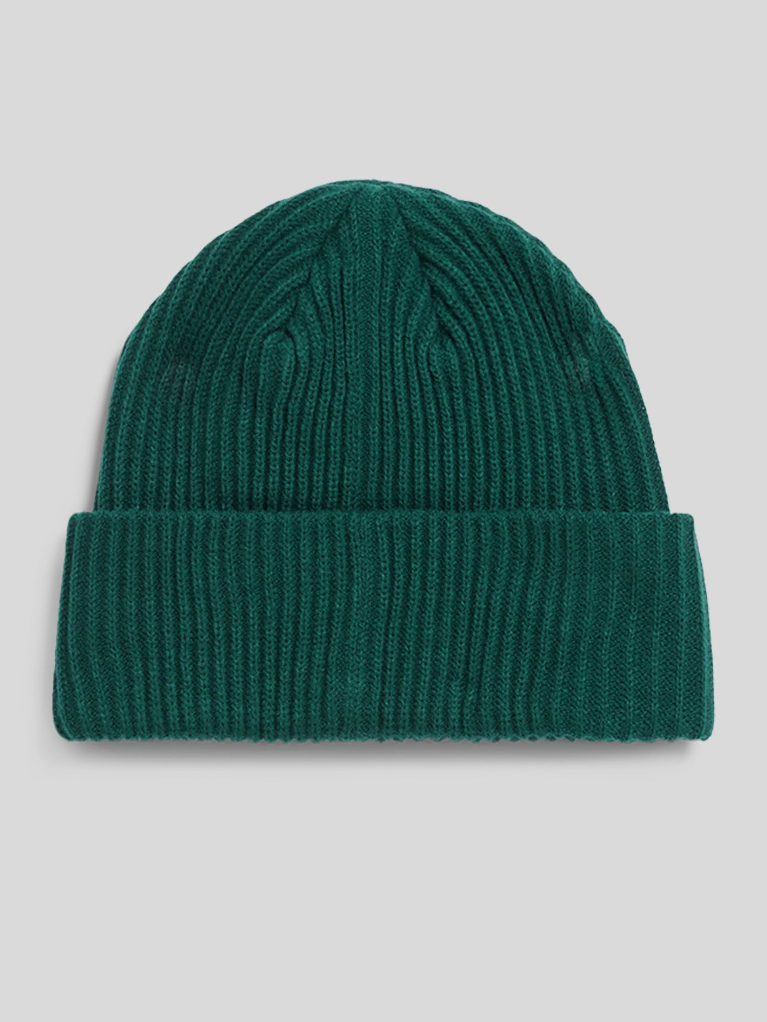 Dunkelgrüne Beanie aus Rippstrick mit breitem, umgeschlagenem Rand. Schlichte Rückansicht ohne sichtbares Branding.