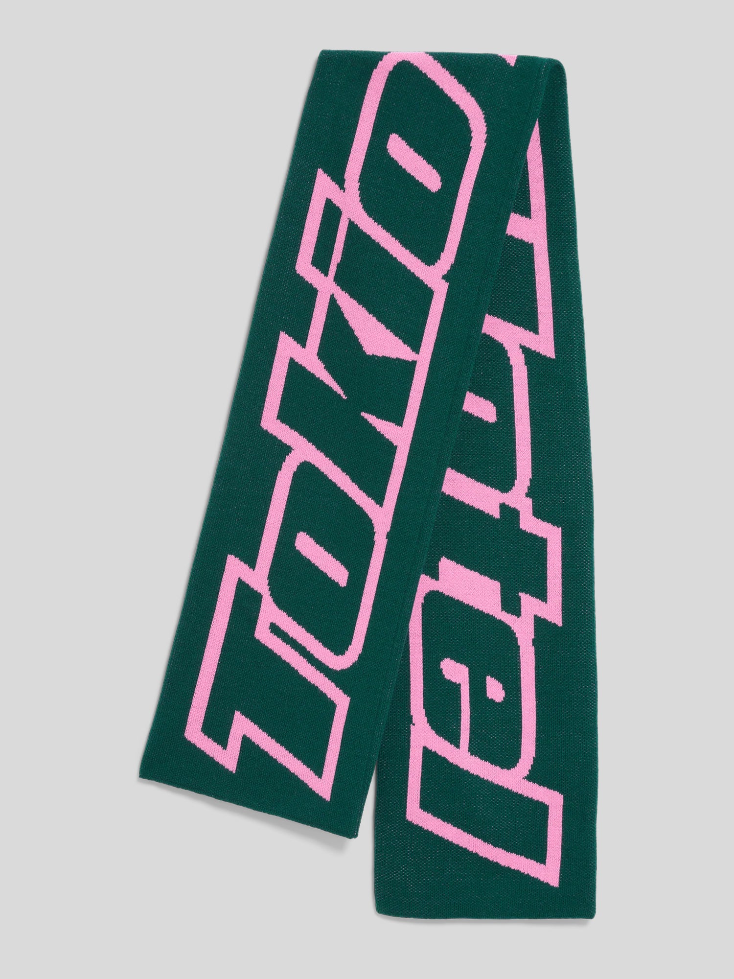 Gefalteter Strickschal in Dunkelgrün mit großem, rosa Schriftzug „Tokio Hotel“ in versetzter Blocktypografie. Der Schal ist der Länge nach gelegt und zeigt das kontrastreiche Design beidseitig.