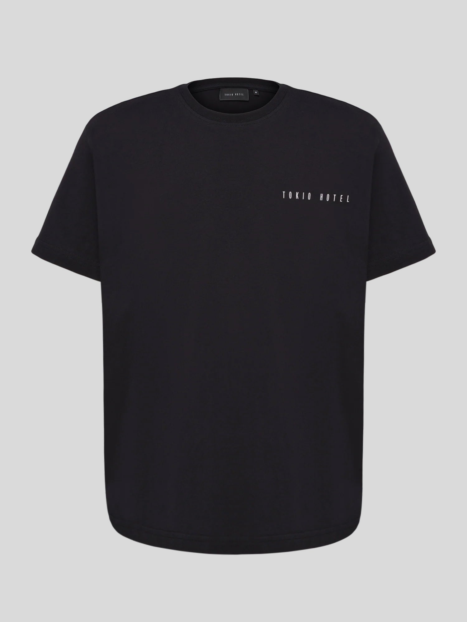 Schwarzes T-Shirt mit dezentem, weißem „TOKIO HOTEL“-Print auf der linken Brustseite. Locker geschnittenes Unisex-Modell mit Rundhalskragen.