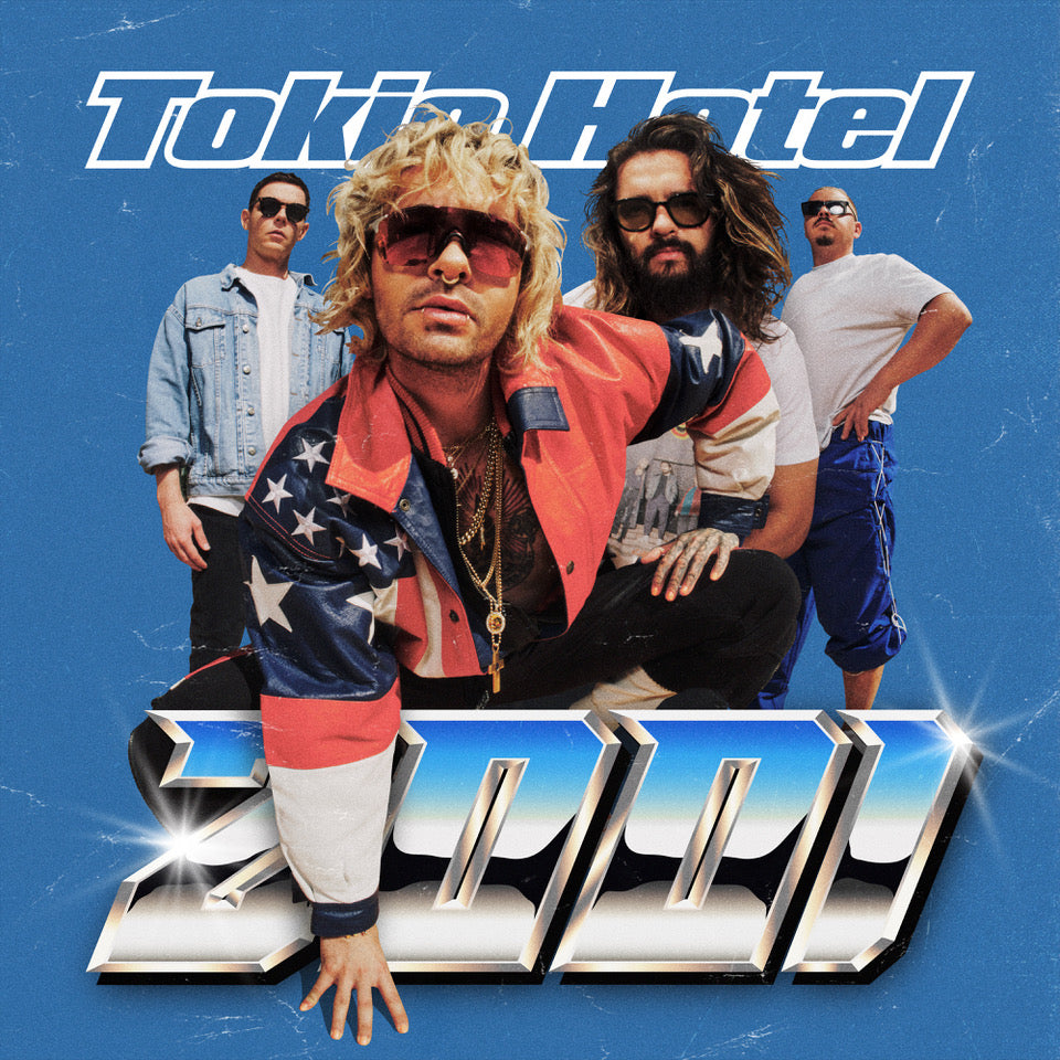 CD-Hülle des Tokio Hotel Albums „2001“ mit metallic-glänzendem Titelschriftzug. Auf dem blauen Cover posiert die Band in auffälligen Outfits, angeführt von Sänger Bill Kaulitz in einer USA-Jacke und Sonnenbrille.