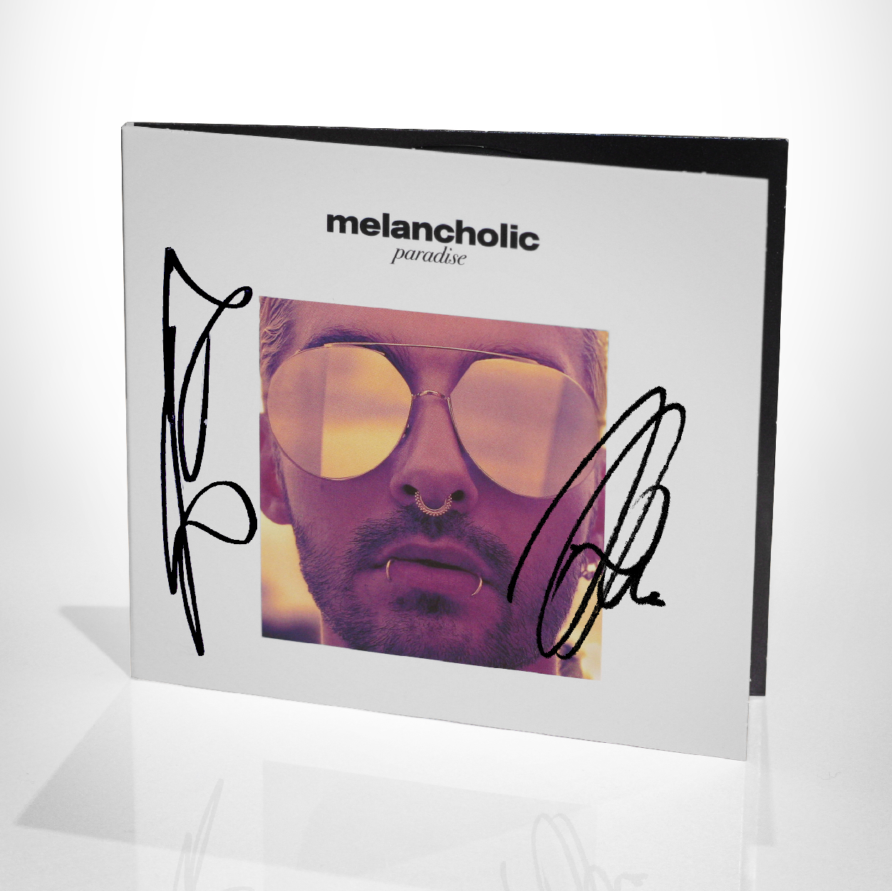 Quadratisches CD-Cover mit einem Porträt von Bill Kaulitz mit Sonnenbrille und Piercings, eingefasst in einen weißen Rand. Oben steht der Schriftzug „melancholic paradise“. Zwei große schwarze Autogramme überlagern das Covermotiv.